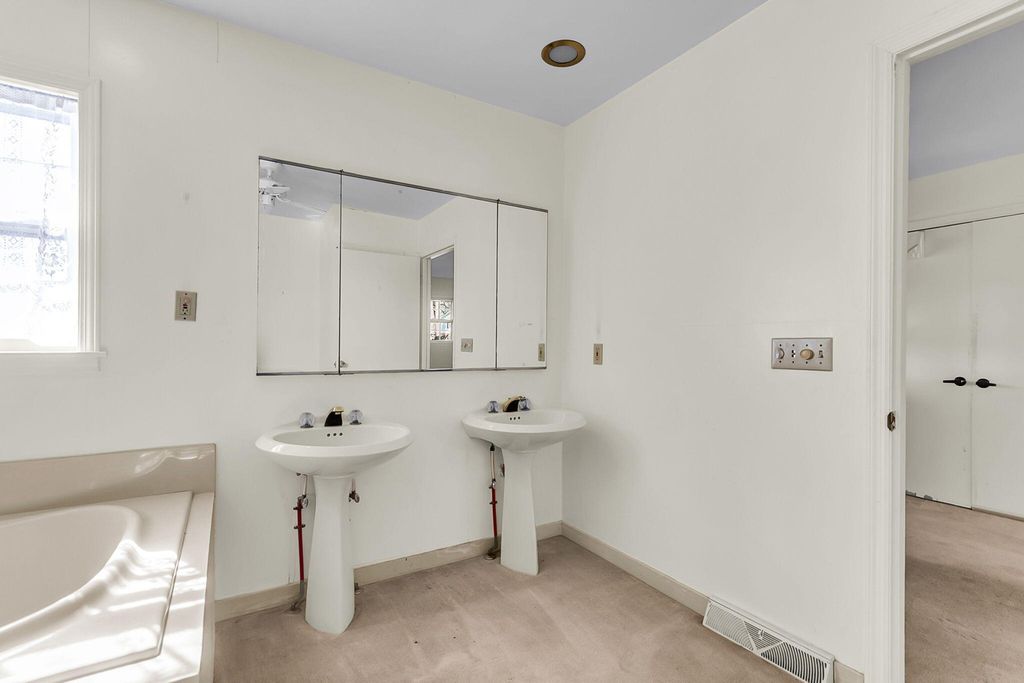 Image 42 of property listing at 700 Fairington Drive, Summerville, SC 29485