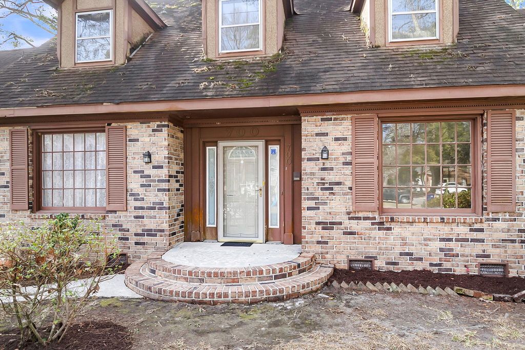 Image 5 of property listing at 700 Fairington Drive, Summerville, SC 29485