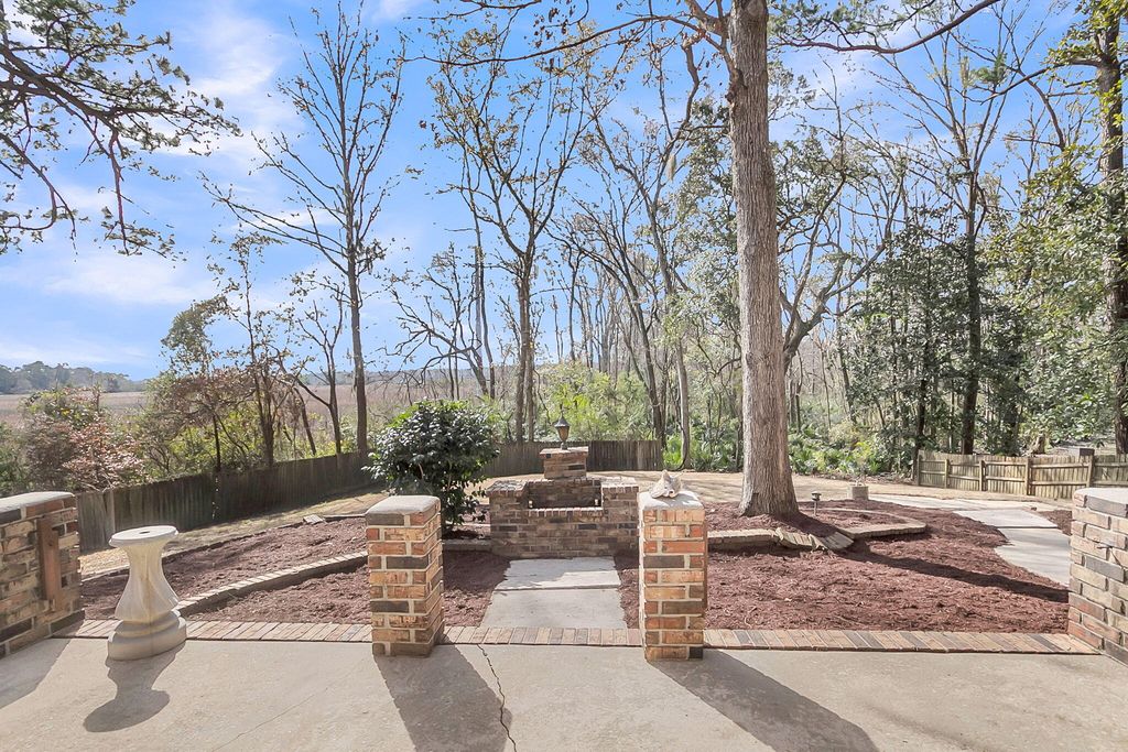 Image 6 of property listing at 700 Fairington Drive, Summerville, SC 29485