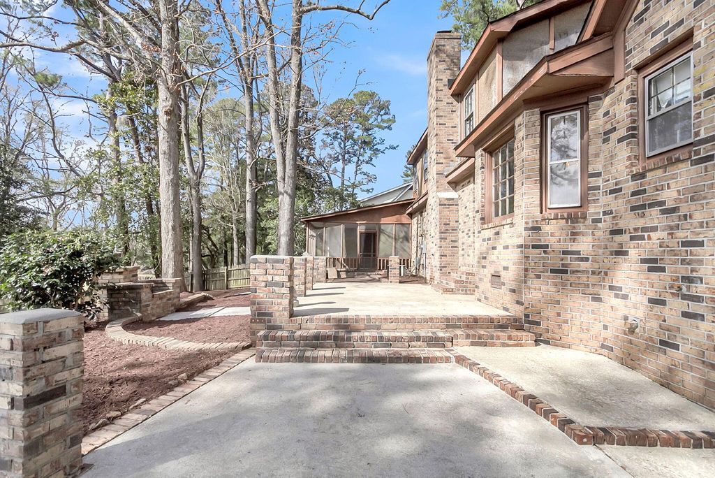 Image 8 of property listing at 700 Fairington Drive, Summerville, SC 29485