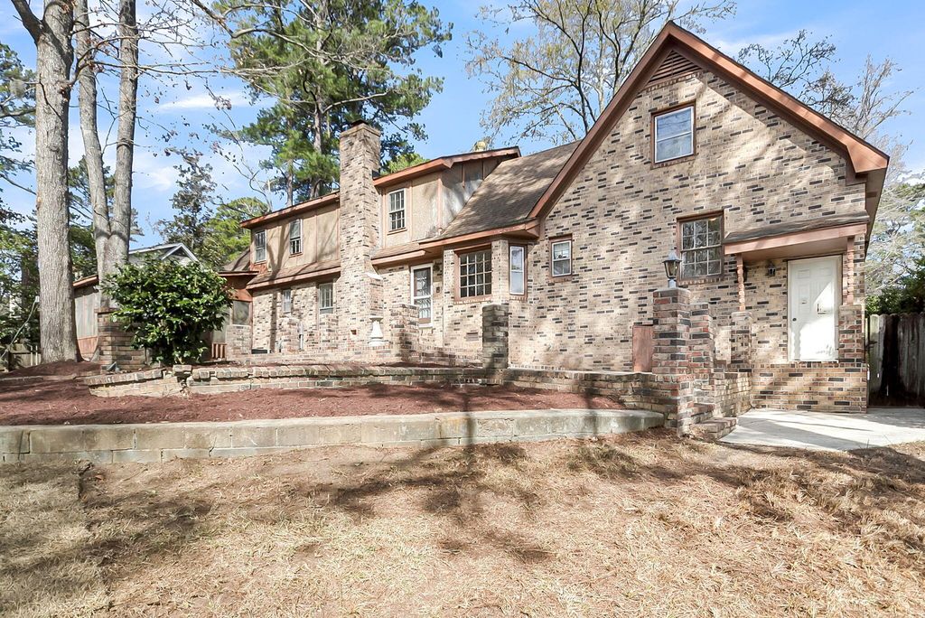 Image 9 of property listing at 700 Fairington Drive, Summerville, SC 29485