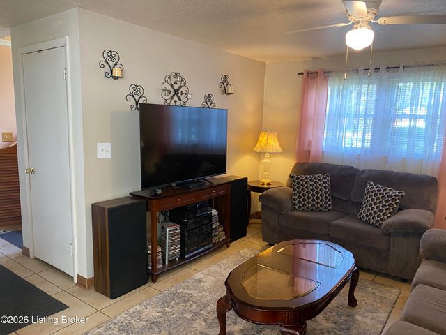 8014 Broadfern Dr, Louisville, KY 40291