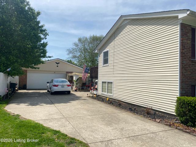 8014 Broadfern Dr, Louisville, KY 40291