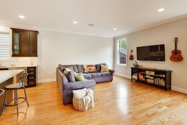 5404 W Leland Avenue, Chicago, IL 60630
