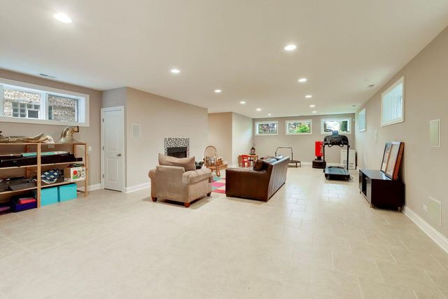 5404 W Leland Avenue, Chicago, IL 60630