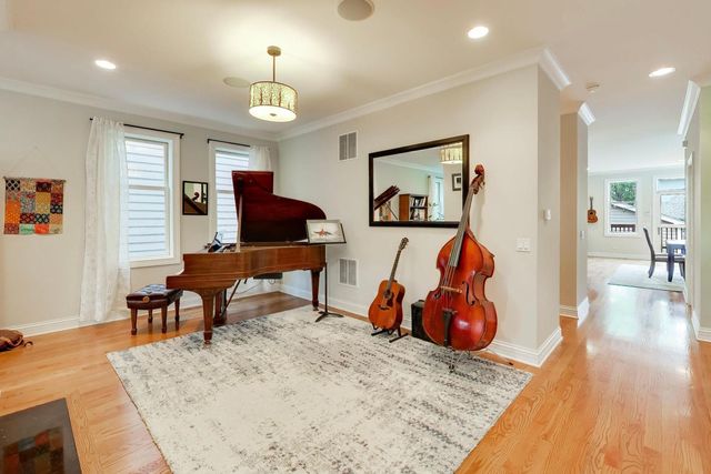 5404 W Leland Avenue, Chicago, IL 60630