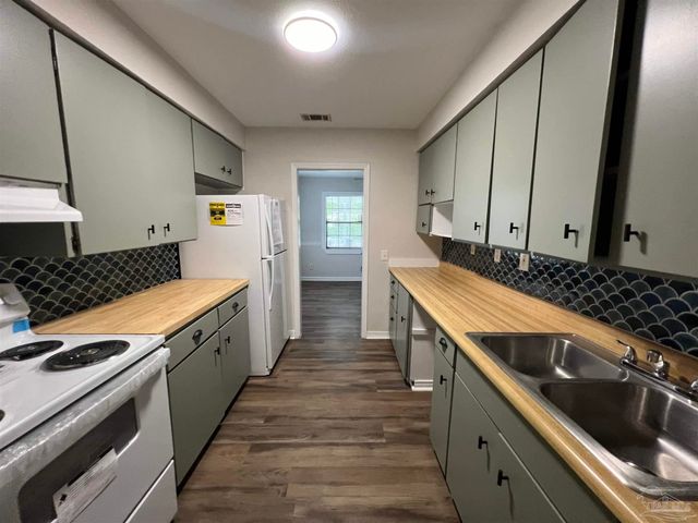45 W Carver Dr, Pensacola, FL 32507