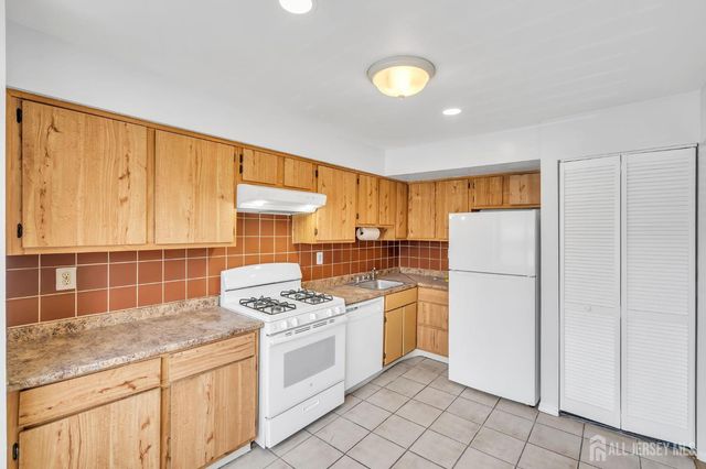 1909 Raspberry Court, Edison, NJ 08817