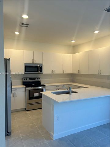 28481 SW 132nd Ct, Homestead, FL 33033