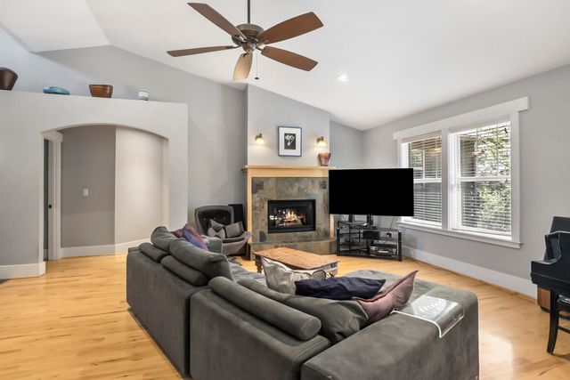 2955 NW Bordeaux Lane, Bend, OR 97703