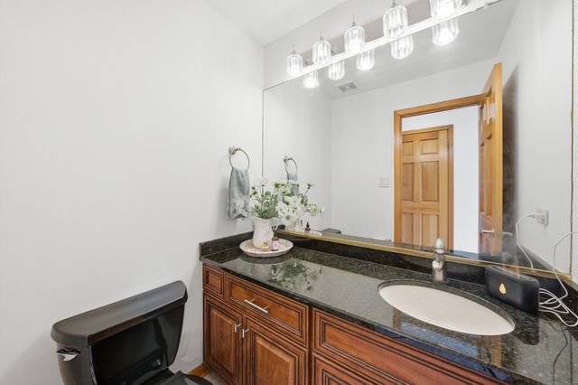 18 Newgate Avenue, Naperville, IL 60565