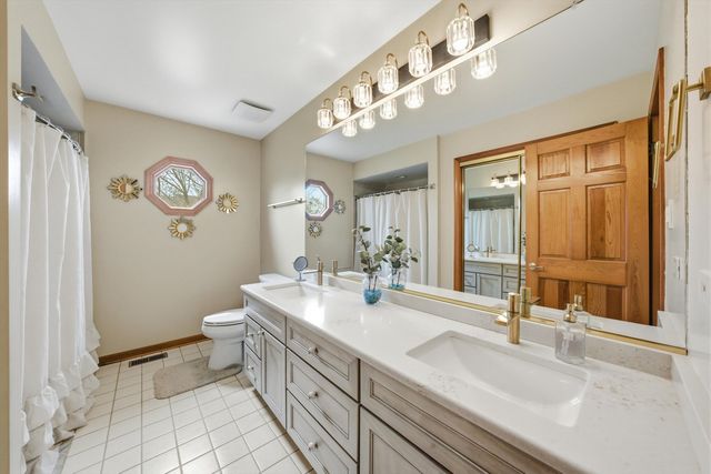 18 Newgate Avenue, Naperville, IL 60565