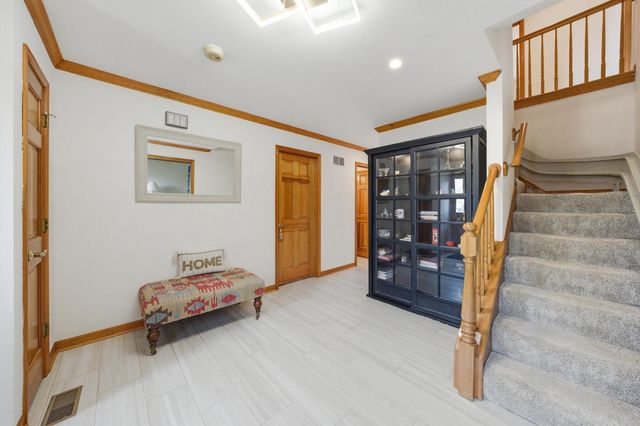 18 Newgate Avenue, Naperville, IL 60565