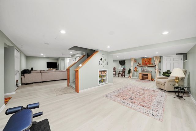 18 Newgate Avenue, Naperville, IL 60565