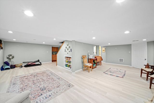 18 Newgate Avenue, Naperville, IL 60565