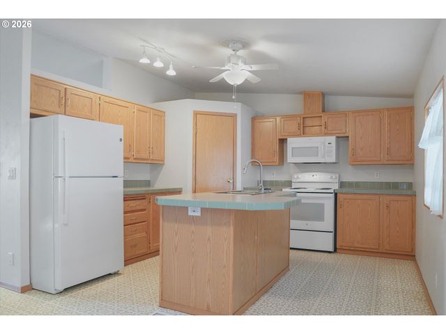 109 BLUE HERON Dr, Longview, WA 98632