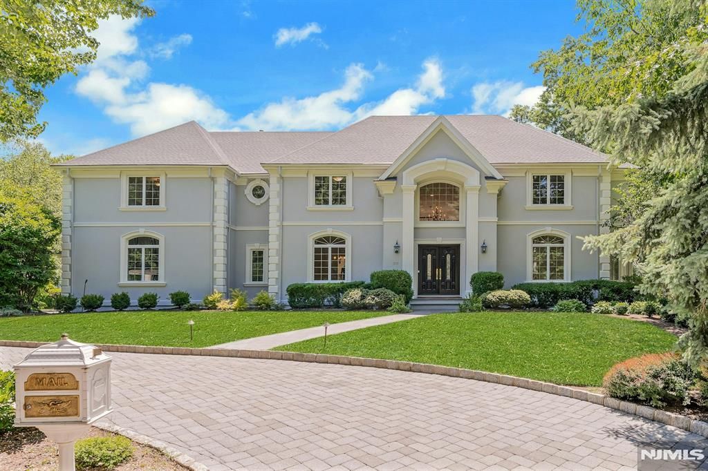 210 Woodmere Court, Franklin Lakes, NJ 07417
