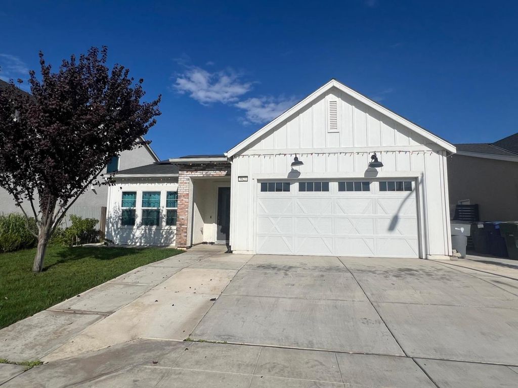 5823 E Pitt Avenue, Fresno, CA 93727