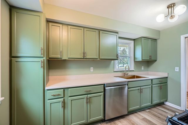 6300 Quebec Avenue N, Brooklyn Park, MN 55428