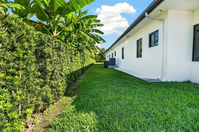 11681 SW 93rd St, Miami, FL 33176
