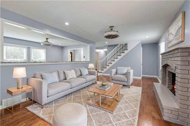 404 NW Briarcliff Road, Kansas City, MO 64116