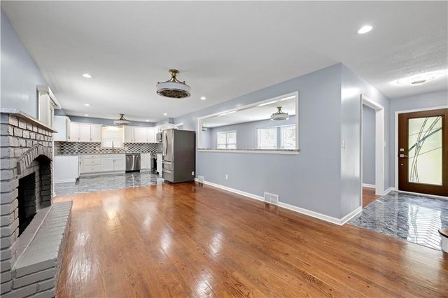 404 NW Briarcliff Road, Kansas City, MO 64116