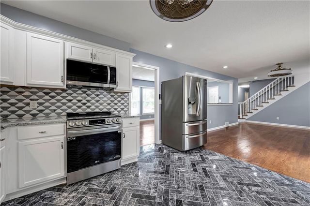 404 NW Briarcliff Road, Kansas City, MO 64116
