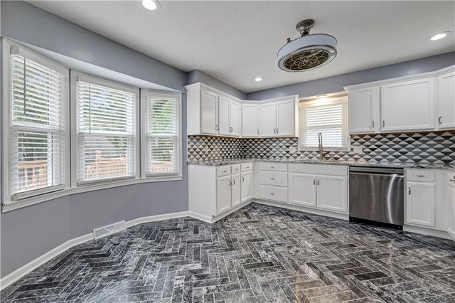 404 NW Briarcliff Road, Kansas City, MO 64116