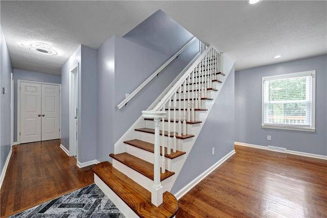 404 NW Briarcliff Road, Kansas City, MO 64116