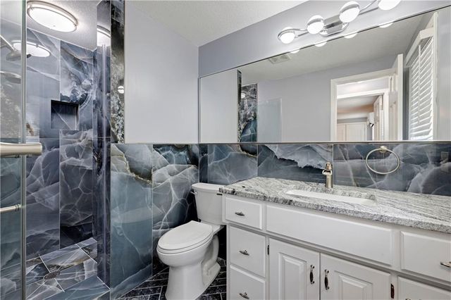 404 NW Briarcliff Road, Kansas City, MO 64116