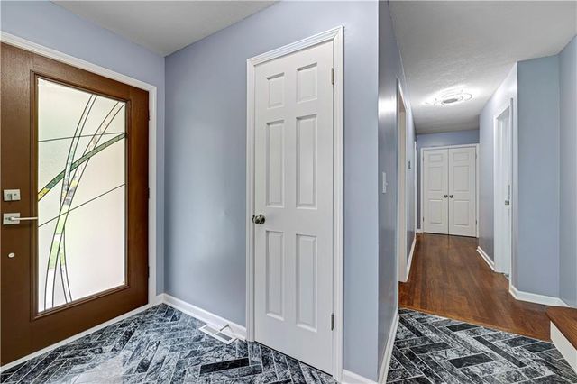 404 NW Briarcliff Road, Kansas City, MO 64116