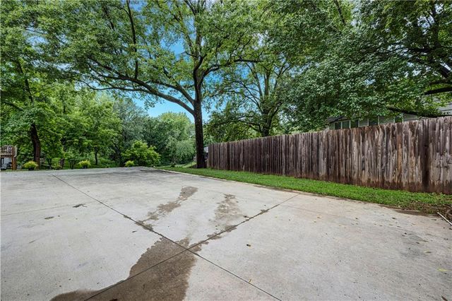 404 NW Briarcliff Road, Kansas City, MO 64116