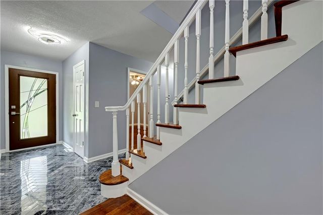 404 NW Briarcliff Road, Kansas City, MO 64116