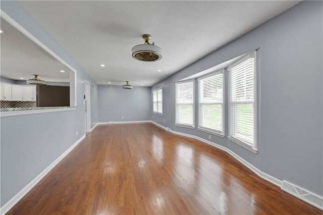 404 NW Briarcliff Road, Kansas City, MO 64116
