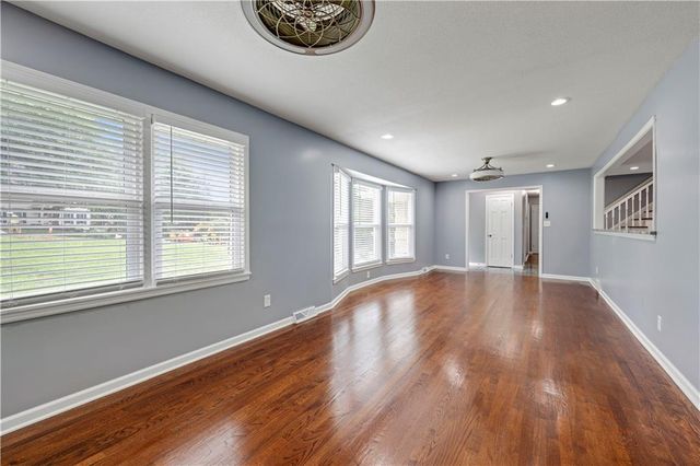404 NW Briarcliff Road, Kansas City, MO 64116