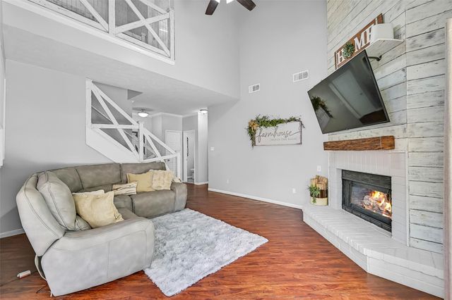 1018 Londonderry Avenue, Friendswood, TX 77546