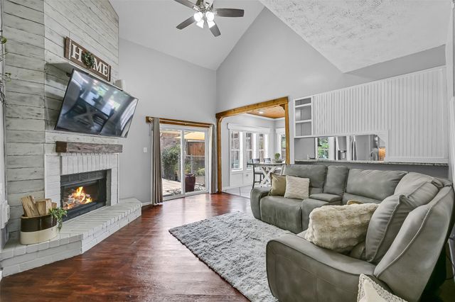 1018 Londonderry Avenue, Friendswood, TX 77546