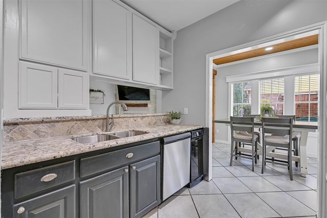1018 Londonderry Avenue, Friendswood, TX 77546