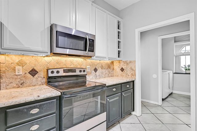 1018 Londonderry Avenue, Friendswood, TX 77546