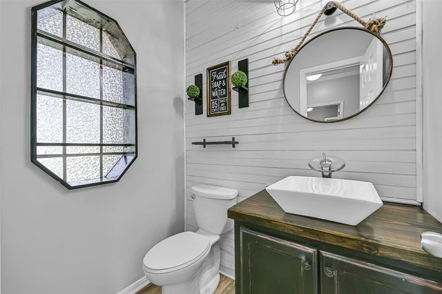 1018 Londonderry Avenue, Friendswood, TX 77546