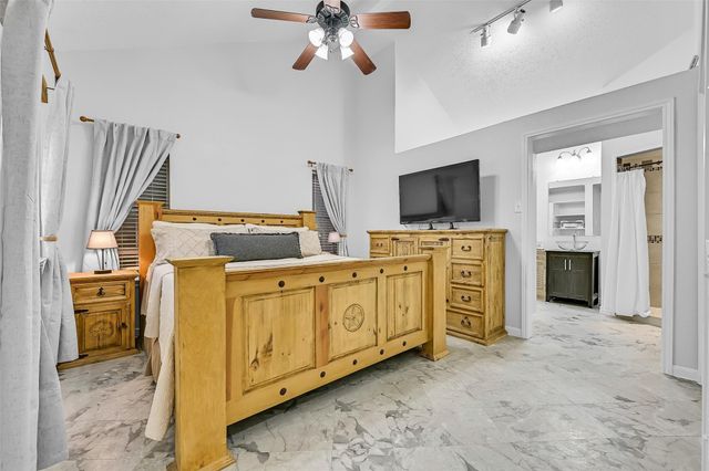 1018 Londonderry Avenue, Friendswood, TX 77546