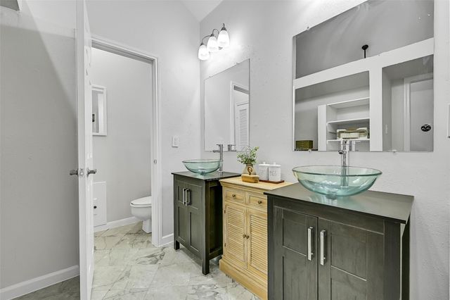 1018 Londonderry Avenue, Friendswood, TX 77546