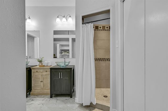 1018 Londonderry Avenue, Friendswood, TX 77546
