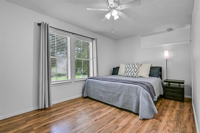 1018 Londonderry Avenue, Friendswood, TX 77546