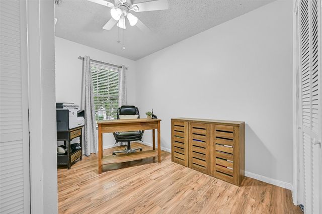 1018 Londonderry Avenue, Friendswood, TX 77546