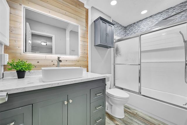 1018 Londonderry Avenue, Friendswood, TX 77546