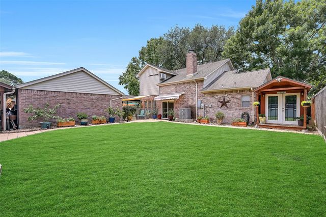 1018 Londonderry Avenue, Friendswood, TX 77546