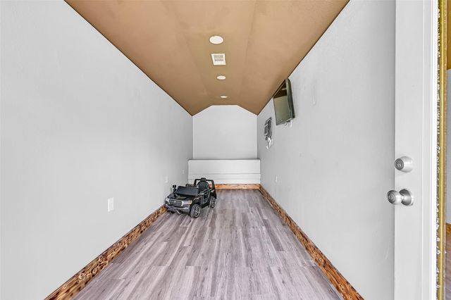 1018 Londonderry Avenue, Friendswood, TX 77546