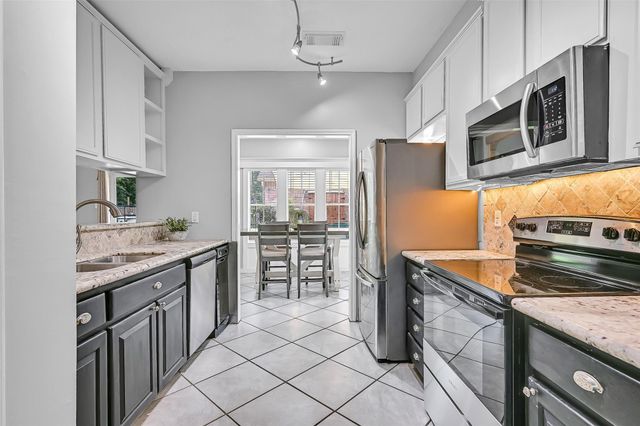 1018 Londonderry Avenue, Friendswood, TX 77546