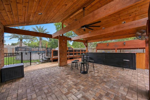 1018 Londonderry Avenue, Friendswood, TX 77546